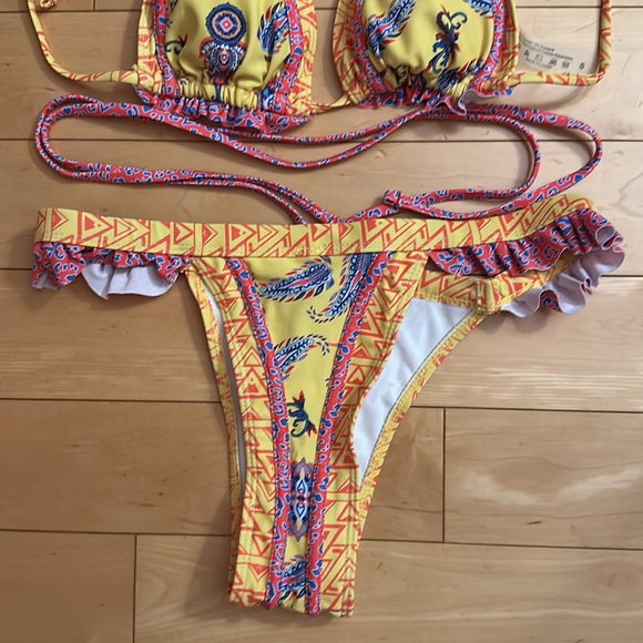 Bran new bikini, white red and blue print has a wraparound string for your waist - Picture 3 of 5